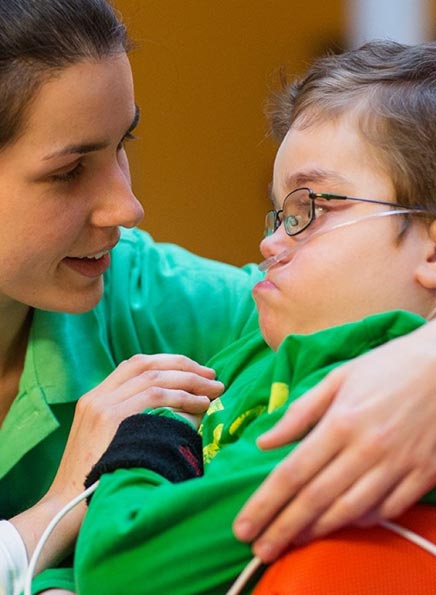 Un enfant en phase terminale est réconforté par une infirmière